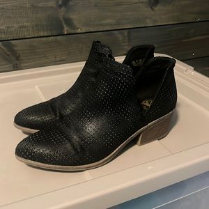 Fergelicious booties